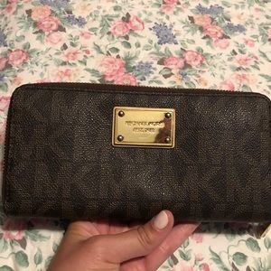 Michael kors wallet. Offers are welcomed